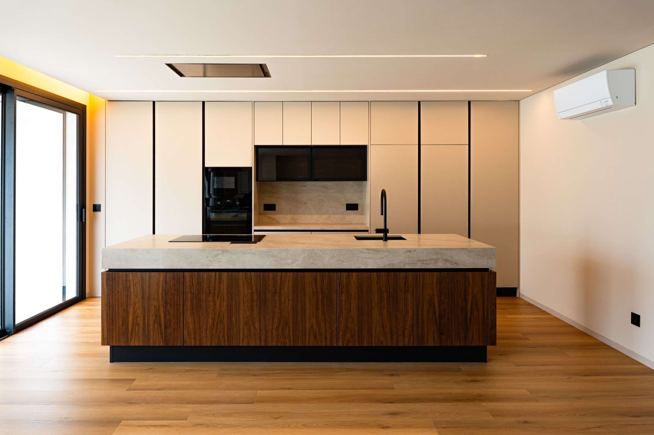 Cozinha contemporânea em pedra e madeira
